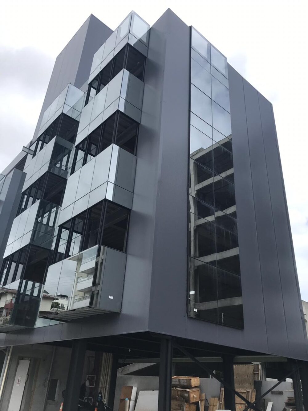 Fachada metálica de edifício comercial